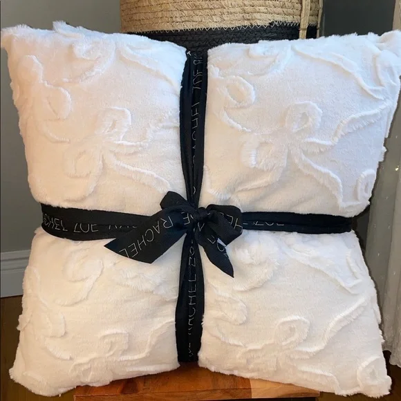 🎀Rachel Zoe Cream Plush Luxurious Faux Fur Pillow Duo with Bow Pattern 🎀 - Picture 5 of 16